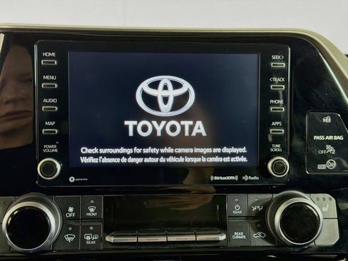 Used 2022 Toyota Highlander XLE AWD/4WD image 16
