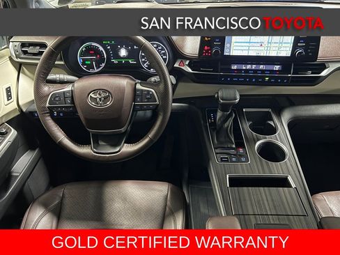 Certified 2022 Toyota Sienna Platinum image 34