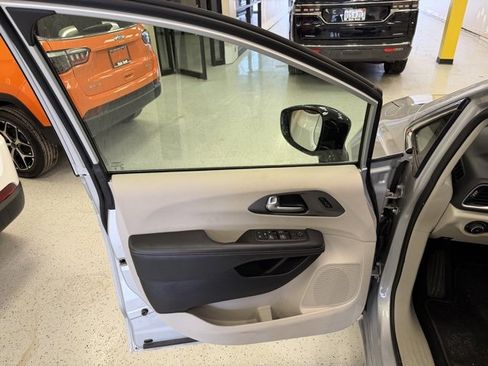 Used 2024 Chrysler Pacifica Touring-L image 10