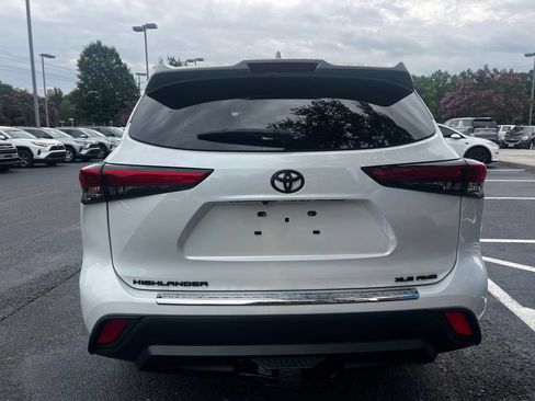 Used 2022 Toyota Highlander XLE AWD/4WD image 21