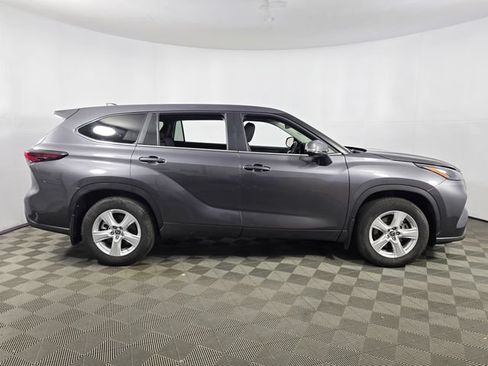Used 2025 Toyota Highlander LE AWD/4WD image 11