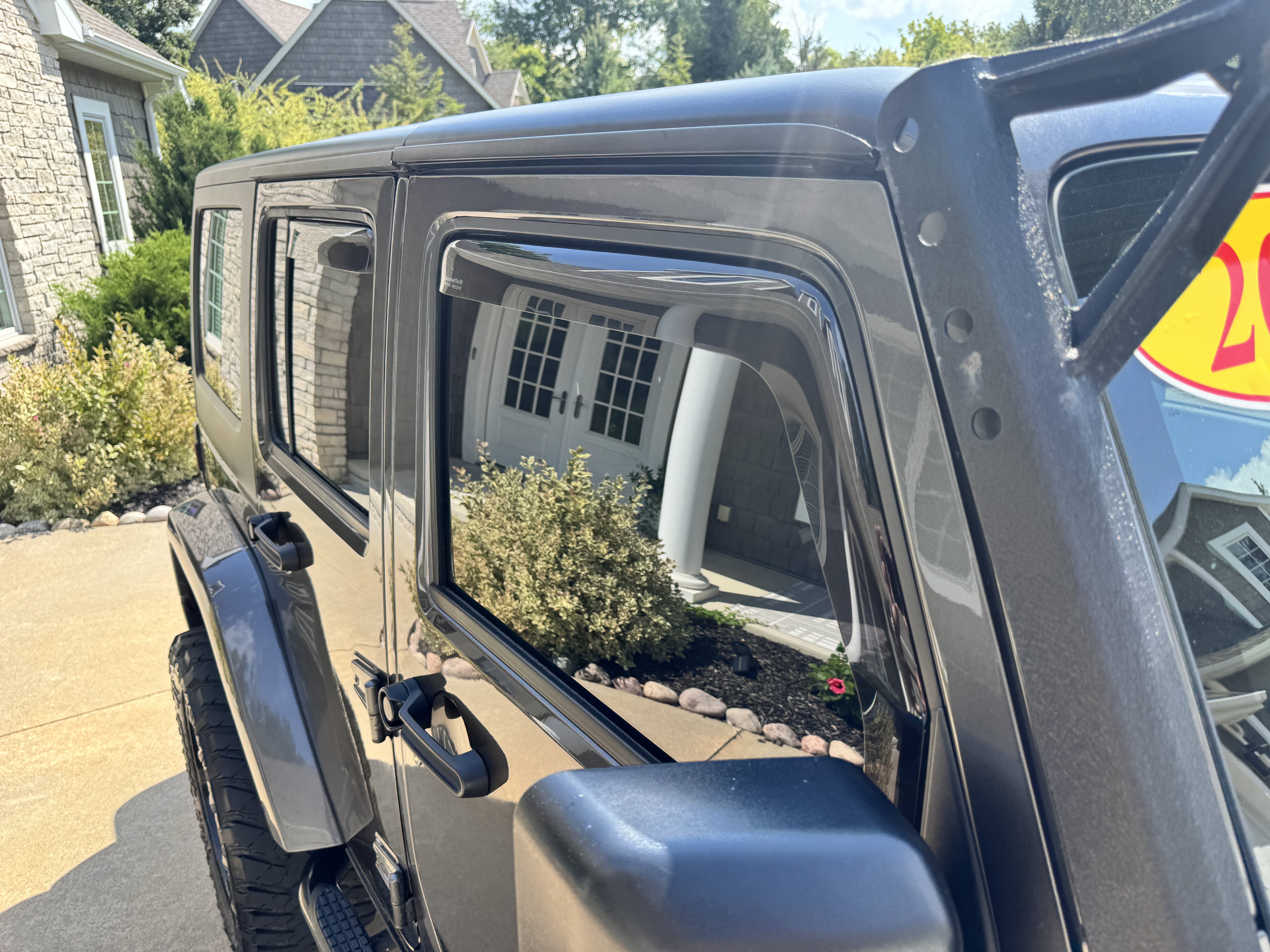 Used 2018 Jeep Wrangler Unlimited Sahara w/ Connectivity Group AWD/4WD image 32