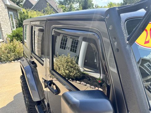 Used 2018 Jeep Wrangler Unlimited Sahara w/ Connectivity Group AWD/4WD image 32