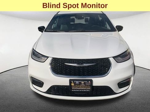 Used 2025 Chrysler Pacifica Select image 4