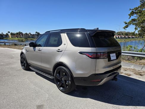 New 2026 Land Rover Discovery Dynamic SE image 2