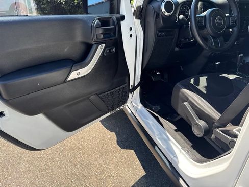 Used 2016 Jeep Wrangler Unlimited Rubicon w/ Connectivity Group AWD/4WD image 29
