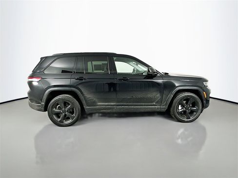 Used 2024 Jeep Grand Cherokee Limited w/ Black Appearance Package image 8