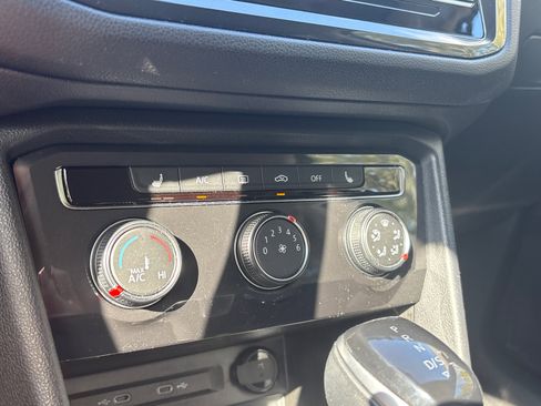 Used 2022 Volkswagen Tiguan S image 39