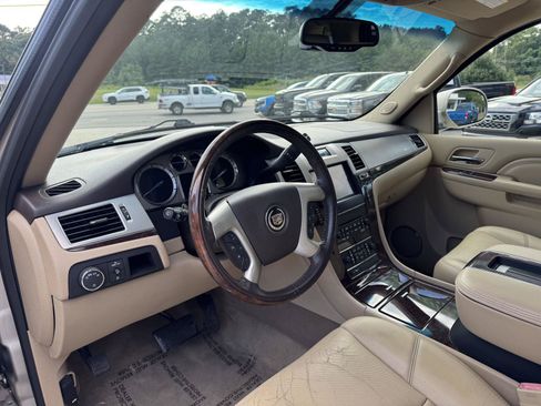 Used 2013 Cadillac Escalade Luxury RWD image 2
