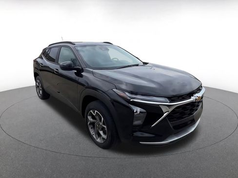 Used 2025 Chevrolet Trax LT image 3