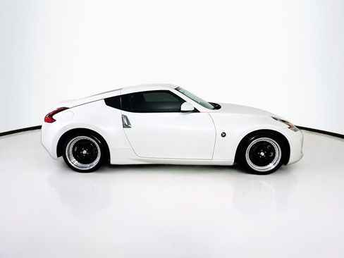Used 2020 Nissan 370Z Coupe RWD image 8