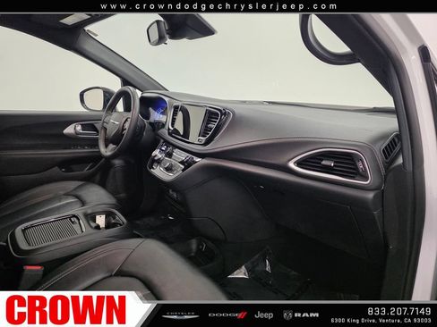 Certified 2024 Chrysler Pacifica Limited FWD image 16