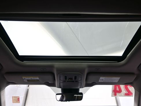 Used 2024 Toyota Highlander XLE AWD/4WD image 19