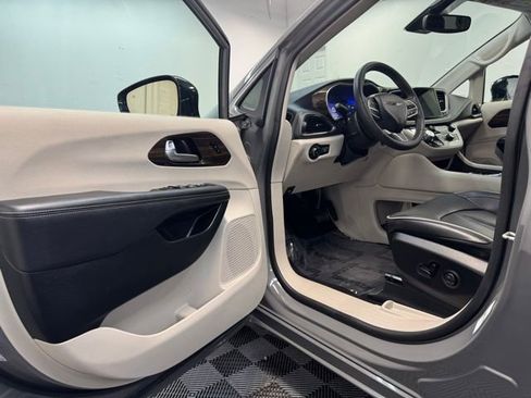 Used 2023 Chrysler Pacifica Limited FWD image 11