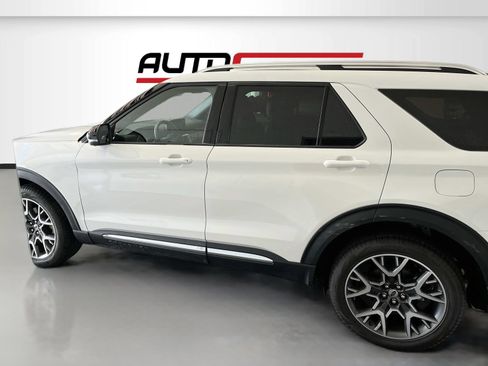 Used 2025 Ford Explorer Platinum w/ Ultimate Package AWD/4WD image 4