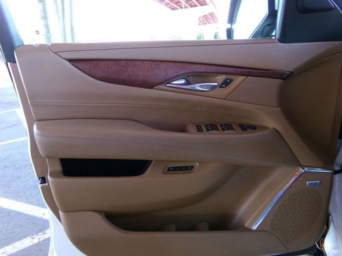 Used 2017 Cadillac Escalade ESV Platinum AWD/4WD image 9