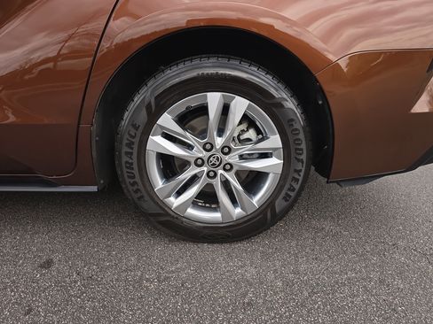 Used 2021 Toyota Sienna Limited image 36