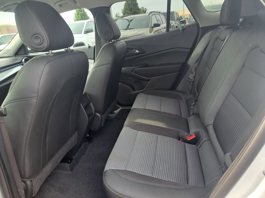 Used 2025 Chevrolet Trax LT w/ LT Convenience Package FWD image 24