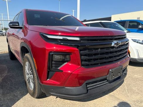 Used 2026 Chevrolet Traverse LT FWD image 3