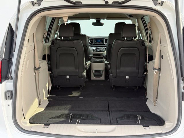Used 2019 Chrysler Pacifica Touring-L FWD image 41