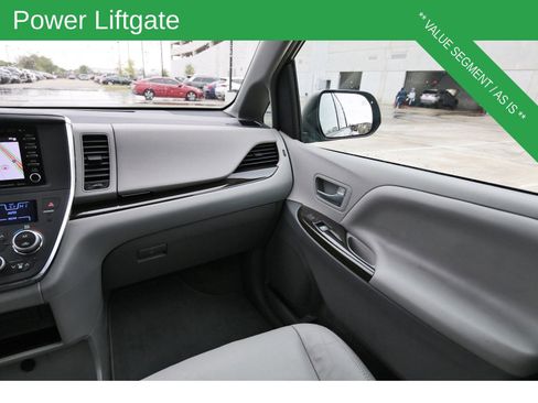 Used 2018 Toyota Sienna XLE image 12