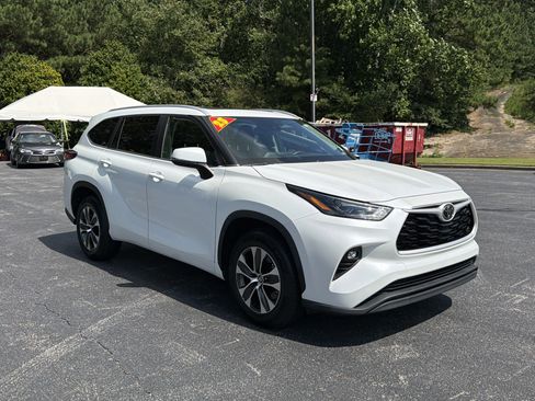 Used 2023 Toyota Highlander XLE FWD image 3