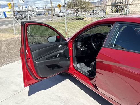 Used 2023 Hyundai Elantra SEL w/ Convenience Package image 10