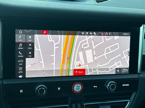 Used 2025 Porsche Macan image 19