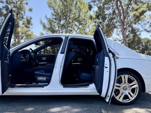 Used 2016 Rolls-Royce Ghost RWD image 17