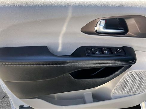 Used 2021 Chrysler Voyager Lxi image 18