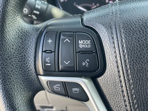 Used 2016 Toyota Highlander LE image 4