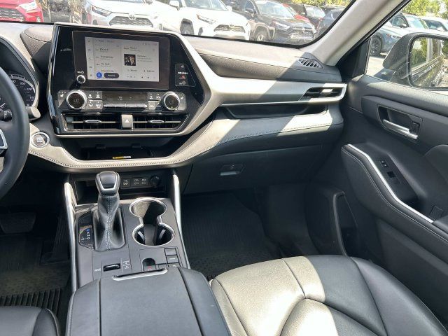 Used 2023 Toyota Highlander XLE FWD image 18