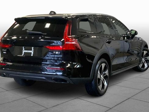 Used 2021 Volvo V60 T5 Cross Country image 12