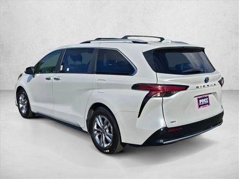 Used 2023 Toyota Sienna Limited image 8