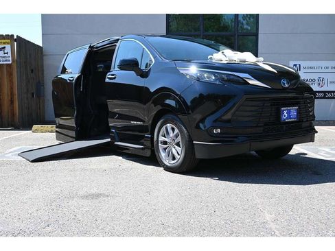 New 2025 Toyota Sienna XLE image 2