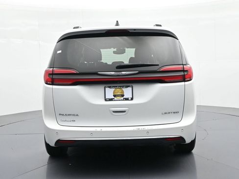Used 2023 Chrysler Pacifica Limited FWD image 7