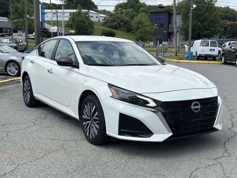 Used 2025 Nissan Altima 2.5 SV AWD/4WD image 1