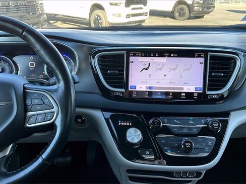 Used 2021 Chrysler Pacifica Touring-L image 6