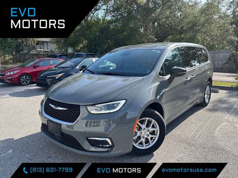 Used 2025 Chrysler Pacifica Select FWD image 1