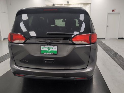 Used 2020 Chrysler Pacifica Touring w/ S Appearance Package FWD image 7