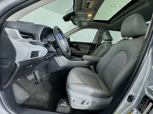 Used 2023 Toyota Highlander XLE image 15