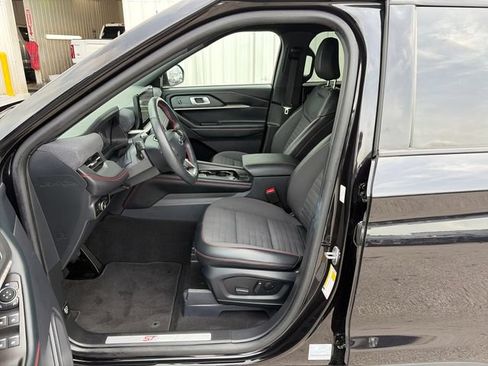 Used 2025 Ford Explorer ST-Line w/ ST-Line Street Pack AWD/4WD image 9