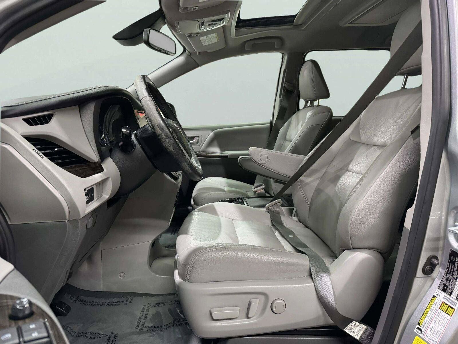 Used 2020 Toyota Sienna XLE Premium FWD image 26