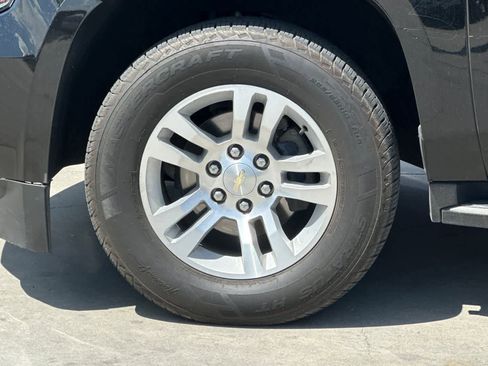Used 2018 Chevrolet Suburban LT RWD image 12