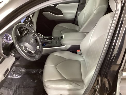 Used 2022 Toyota Highlander XLE AWD/4WD image 30