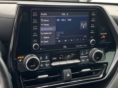 Used 2021 Toyota Highlander XSE FWD image 16