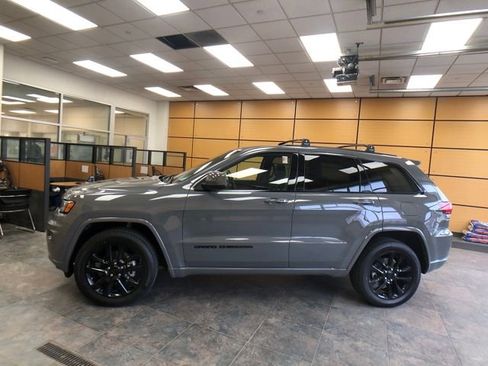 Used 2020 Jeep Grand Cherokee Altitude image 4