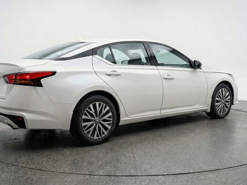 Used 2025 Nissan Altima 2.5 SV FWD image 9