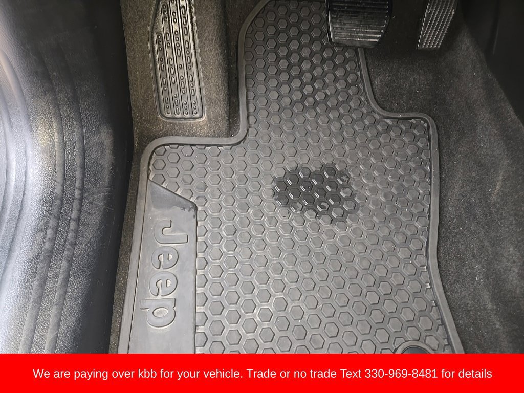 Used 2025 Jeep Compass Latitude w/ Sun & Sound Group AWD/4WD image 13