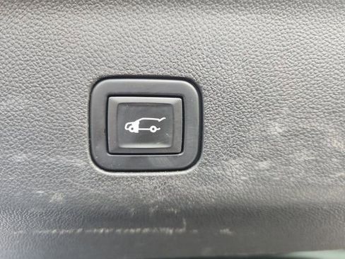 Used 2021 Chevrolet Suburban Z71 w/ Z71 Signature Package AWD/4WD image 17